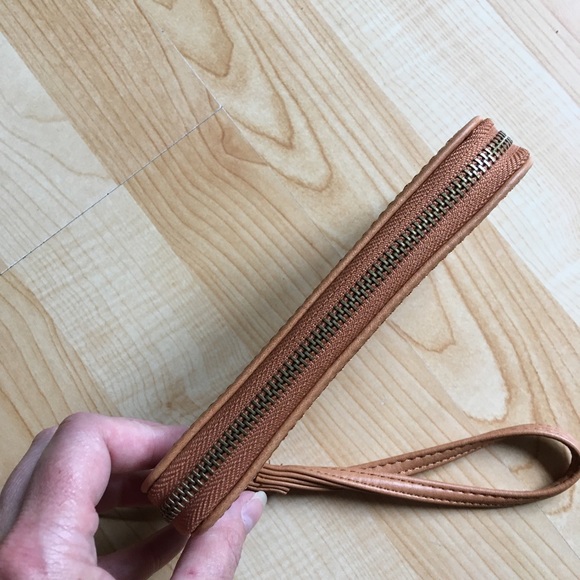 Universal Thread Wristlet - Picture 2 of 4